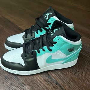 Jordan 1 Mid ‘Tropical Twist’ Size 7Y *NEVER WORN*
